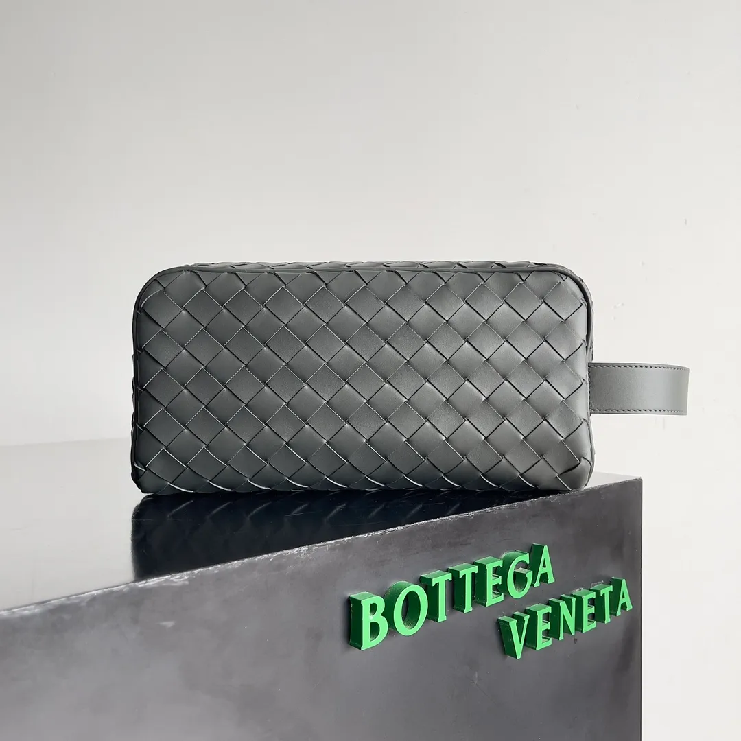 Batch 1260 BOTTEGA VENETA 2024 new INTRECCIATO classic toiletry bag, the choice of discerning people. The low-key luxury quality is the interpretation of its brand. If you like low-key BV, it is the first choice~~ Style number: 729295 Size: 26*13*10cm